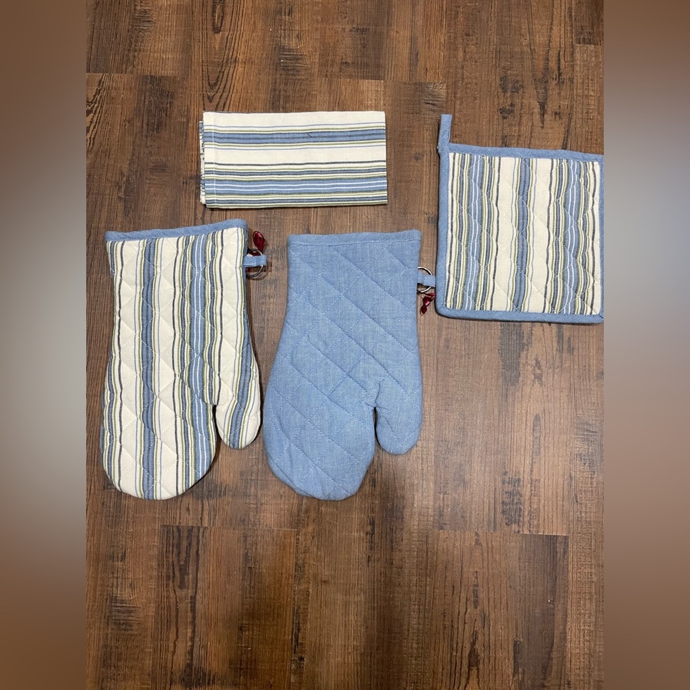 Van Cleef 4 pc Kitchen linen set. Oven mitts/potholder/tea towel. NWT! - Picture 2 of 3